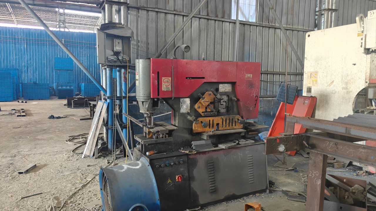 Hydraulic ironworker