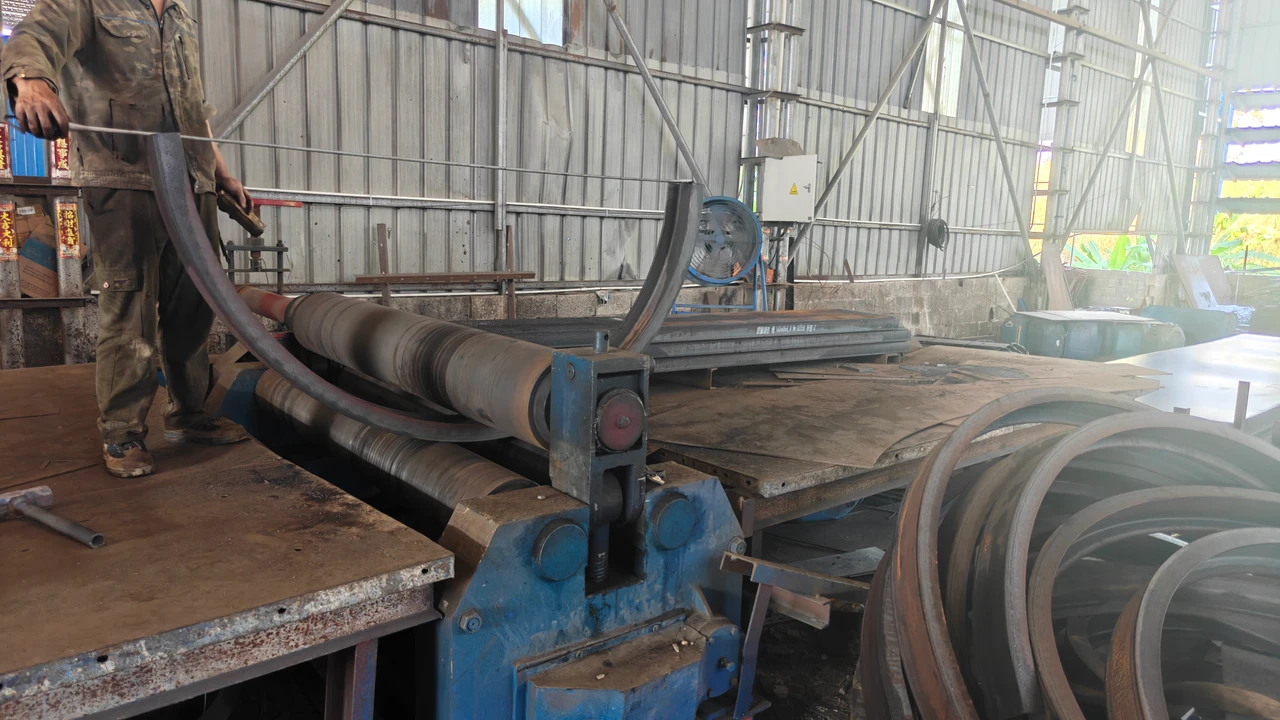 Plate rolling machine